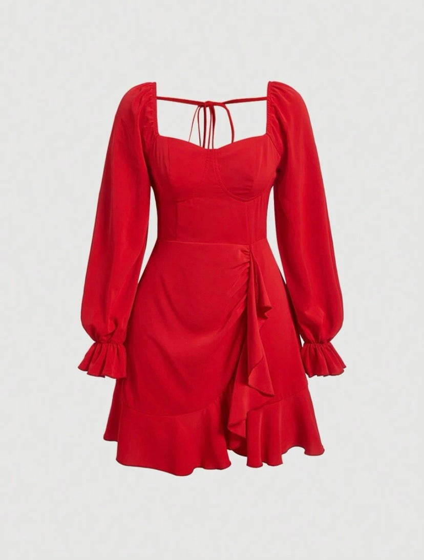 Vestido rojo con encaje en el frente y mangas.