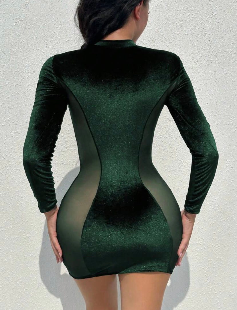 Vestido verde, terciopelo con abertura sexi.