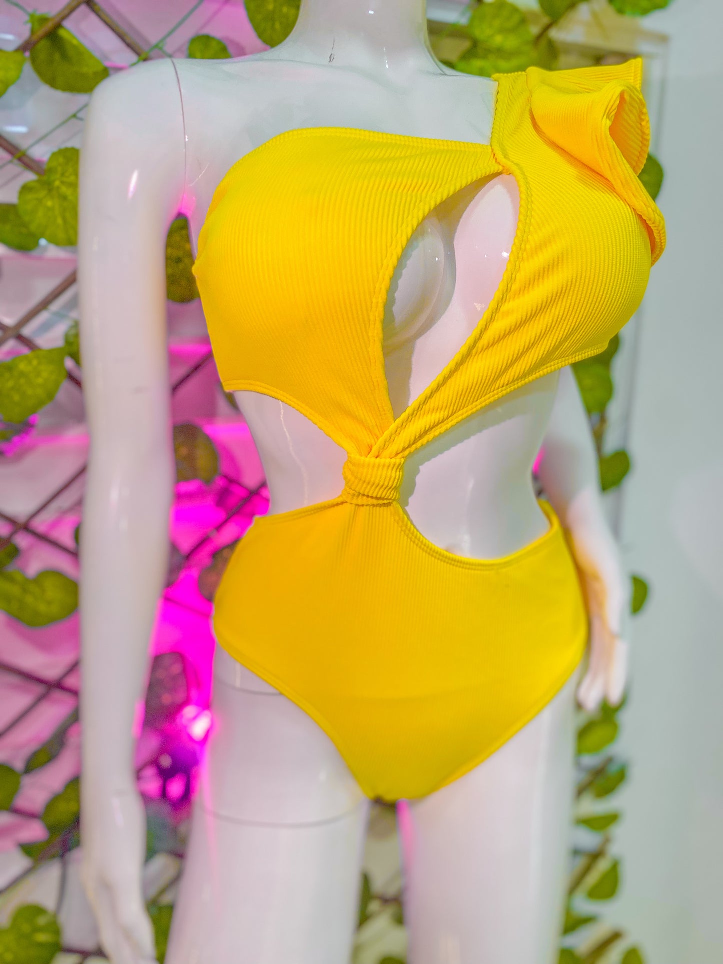 Traje de baño de un hombro, con detalle de corte y dobladillo.