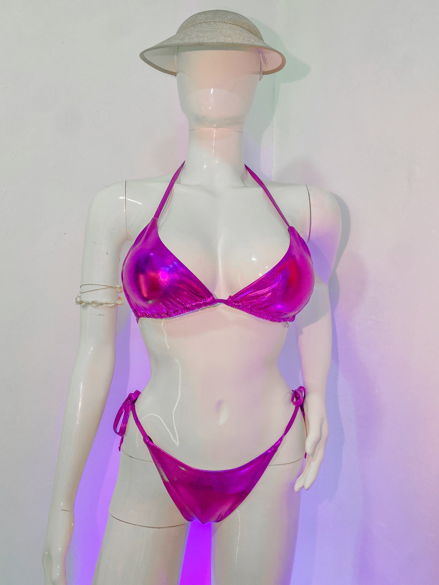 Bañador bikini triángulo con cordón lateral.